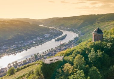 Panorama mit dem Collisturm der Stadt Zell in CochemZell