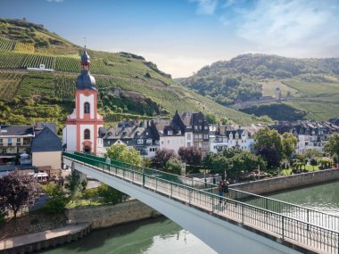 Brücke und Kirche in der Stadt Zell in CochemZell