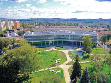 Ein Foto der Universität in Pécs, an der deutsche Nachwuchsmediziner ihr Medizinstudium absolvieren können.