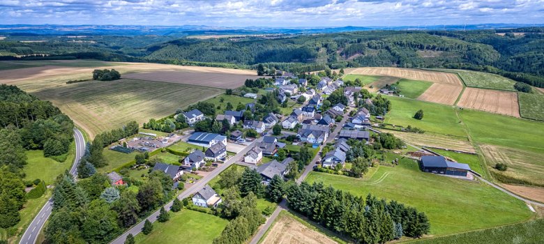 Luftaufnahme vom kleinen Ort Moritzheim im Hunsrück