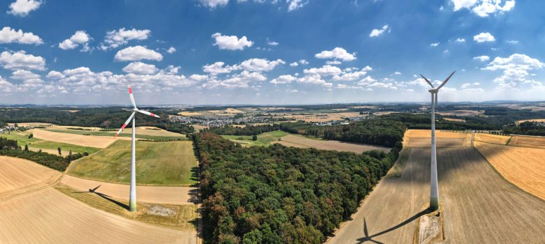 Luftaufnahme von Windrädern im Hunsrück, Kurvenkreis CochemZell